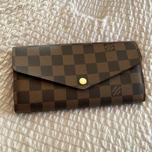 Louis Vuitton Authentic Sarah Wallet